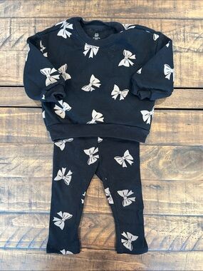 GAP Size 12-18M Baby Black Pullover Sweater & Pant Set